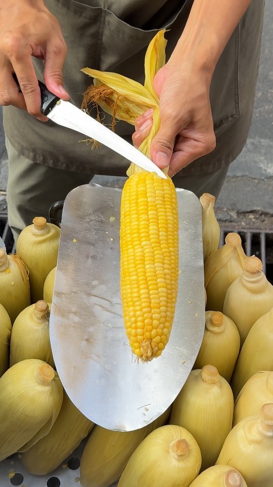 ybeattv_shorts 게시물 이미지: easiest way to cut corn in Bangkok!!!
방콕의 가장쉬운...