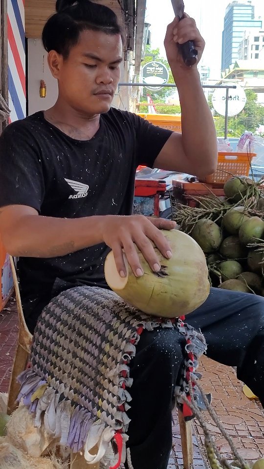 ybeattv_shorts 게시물 이미지: Cambodia's powerful coconut cutting skill!!!