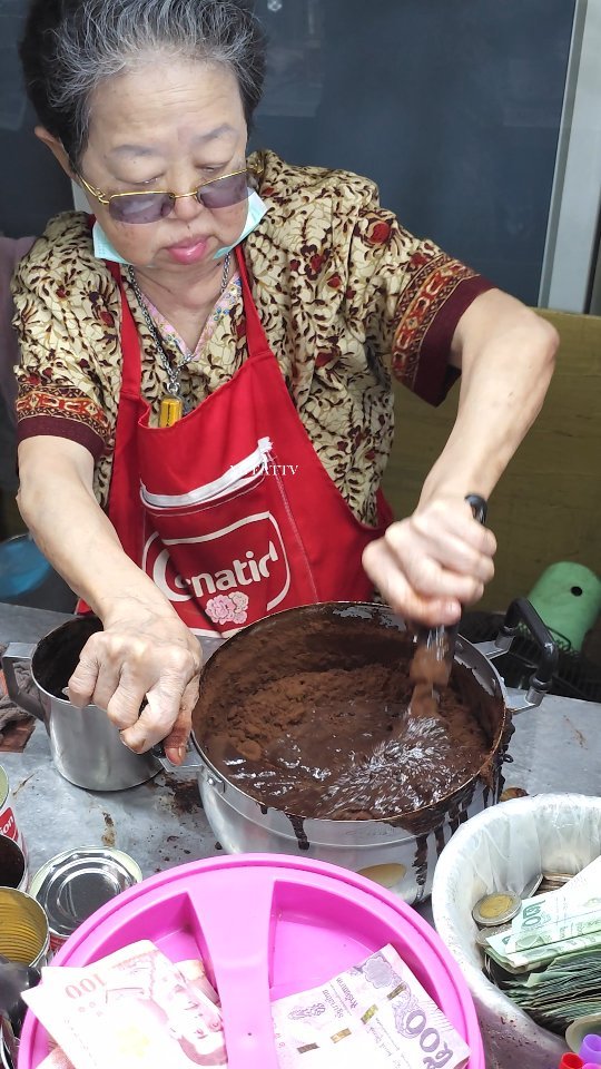 ybeattv_shorts 게시물 이미지: Bangkok's most famous iced cocoa...