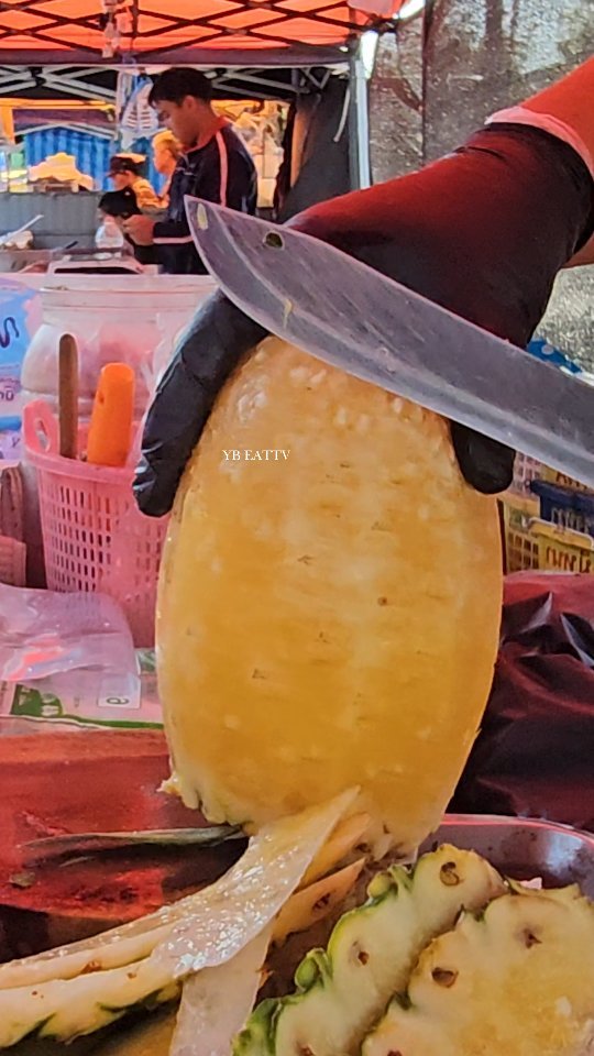 ybeattv_shorts 게시물 이미지: Thai Fruit Cutting Master's Amazing Pineapple...