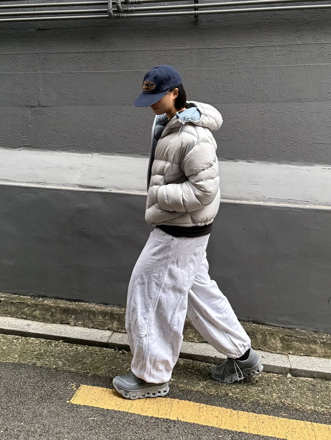 Photo shared by 장윤빈 | 언박싱•🍯정보 on November 08, 2025 tagging @sonyunko, @mimthewardrobe, and @koinseoul. May be an image of goosedown coat, duffle coat, face mask, sweatpants, raincoat, sweatsuit, parka, street and text.