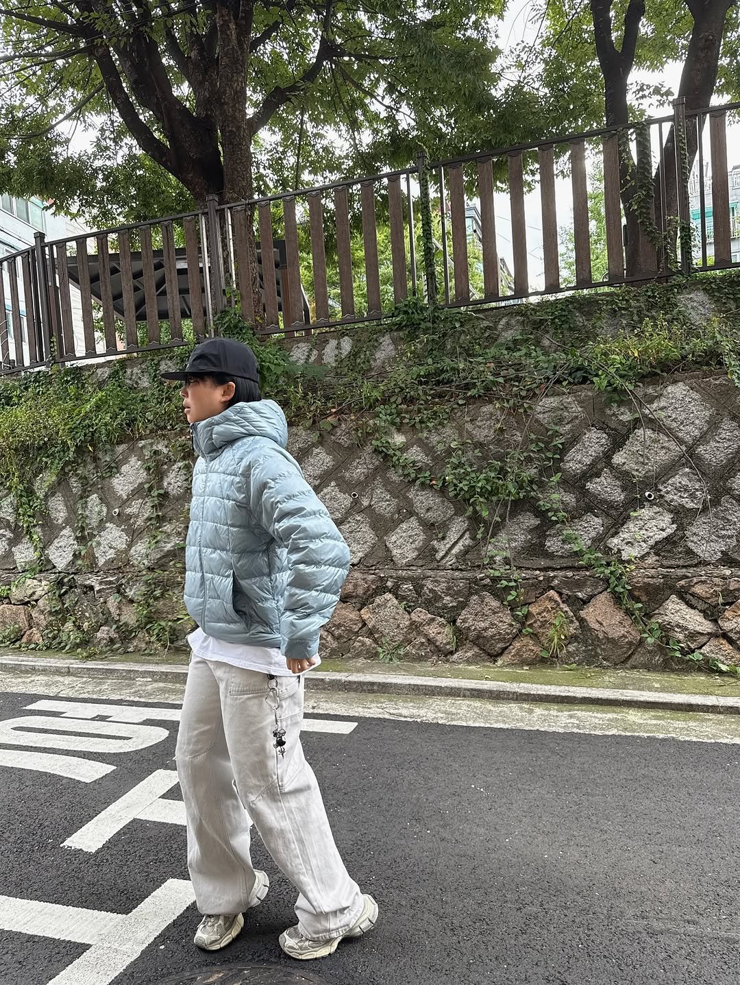 Photo shared by 장윤빈 | 언박싱•🍯정보 on September 23, 2025 tagging @musinsa_standard_sports. May be an image of 1 person, duffle coat, goosedown coat, jacket, parka, street and text.