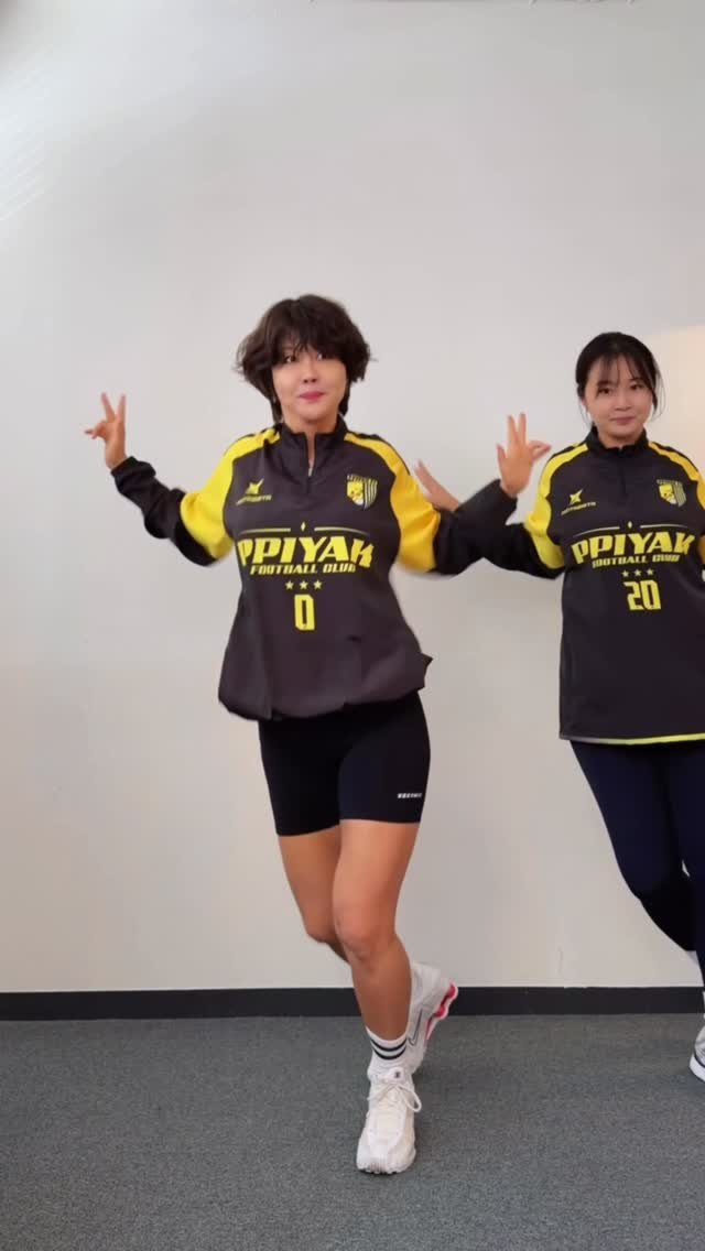 ye.jin.2 게시물 이미지: 집에서 간단하게 유산소 가즈아 🤪🫣🤭

역시 동생은 귀엽다
손가락 브이 하는건줄...
