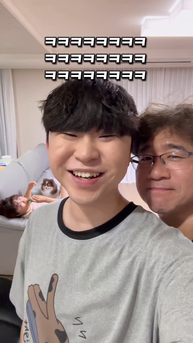 ye_chan000328 게시물 이미지: 엄마가 안 보는 척 하다가 딱 걸렸습니다