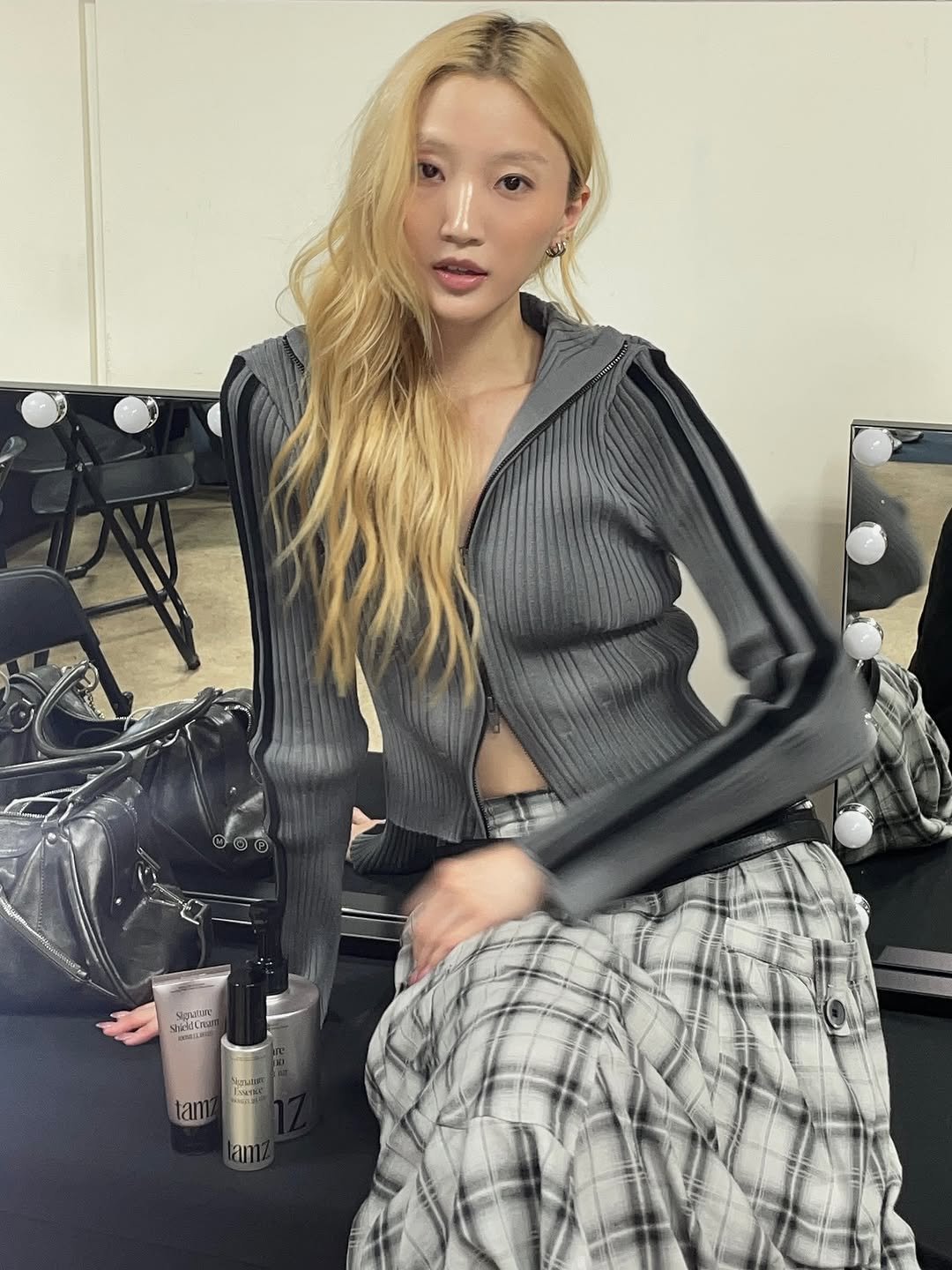 Photo shared by Yein on September 28, 2025 tagging @pahisum, @loadingroom_, and @tamz.kr. May be an image of 1 person, blonde hair, makeup, top and text.
