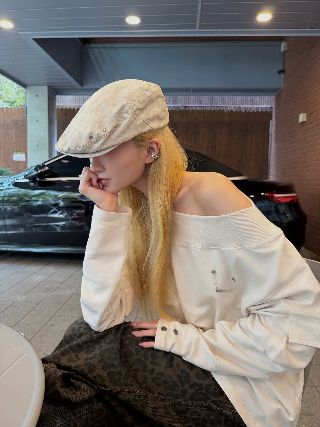 Photo shared by Yein on October 19, 2025 tagging @etre_au_sommet, @undercontrol.studio, and @ordinaryholiday.official. May be an image of one or more people, blonde hair, hat, beret, top and text.