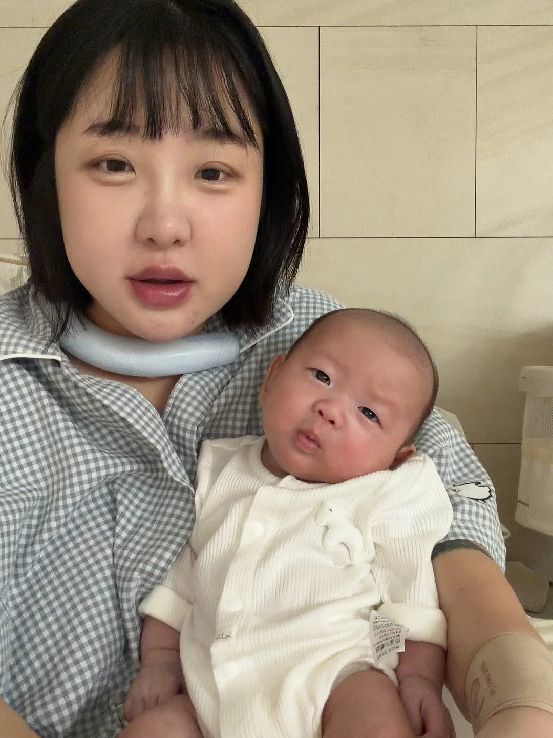 Photo by 리니(김예린) 초보맘 일상, 육아일기 on November 19, 2025. May be an image of baby, diaper, hospital and text.