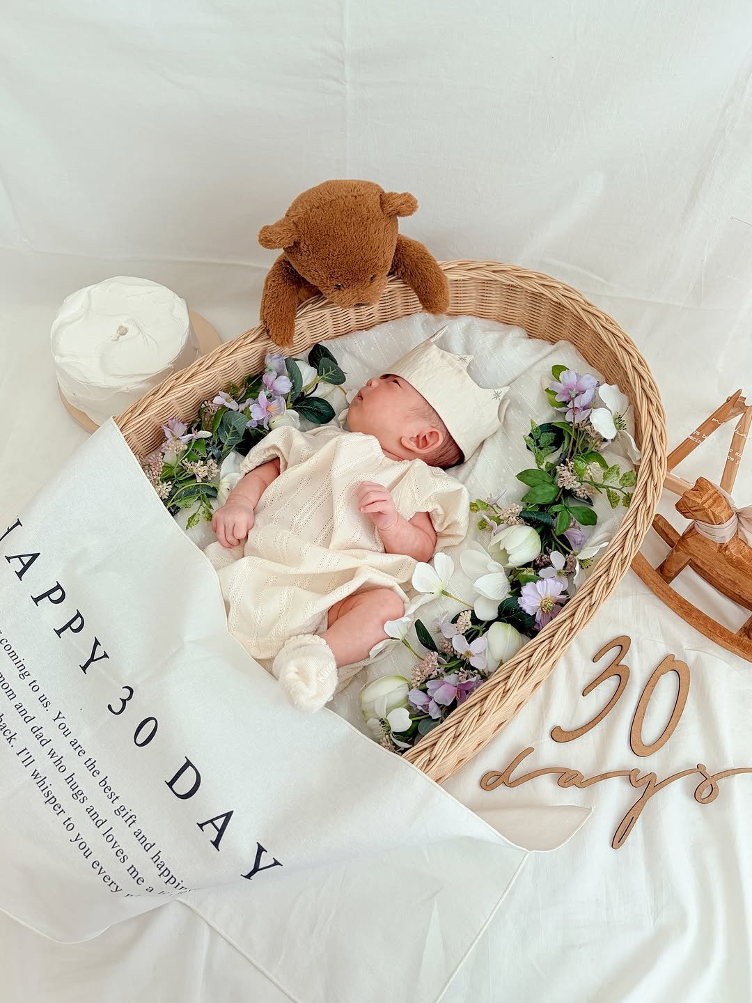 Photo by 리니(김예린) 초보맘 일상, 육아일기 on November 03, 2025. May be an image of baby, baby bed, basket, prairie gentian and text that says 'APPY30 nom A coming and us 0 and us. ack dan Y You P'll adwhohugsandlovesmea' PY30DAY D who Ilwhispertoyoue who are whisper to and gift the hugs best you loves and A every me happir Y 30 days'.