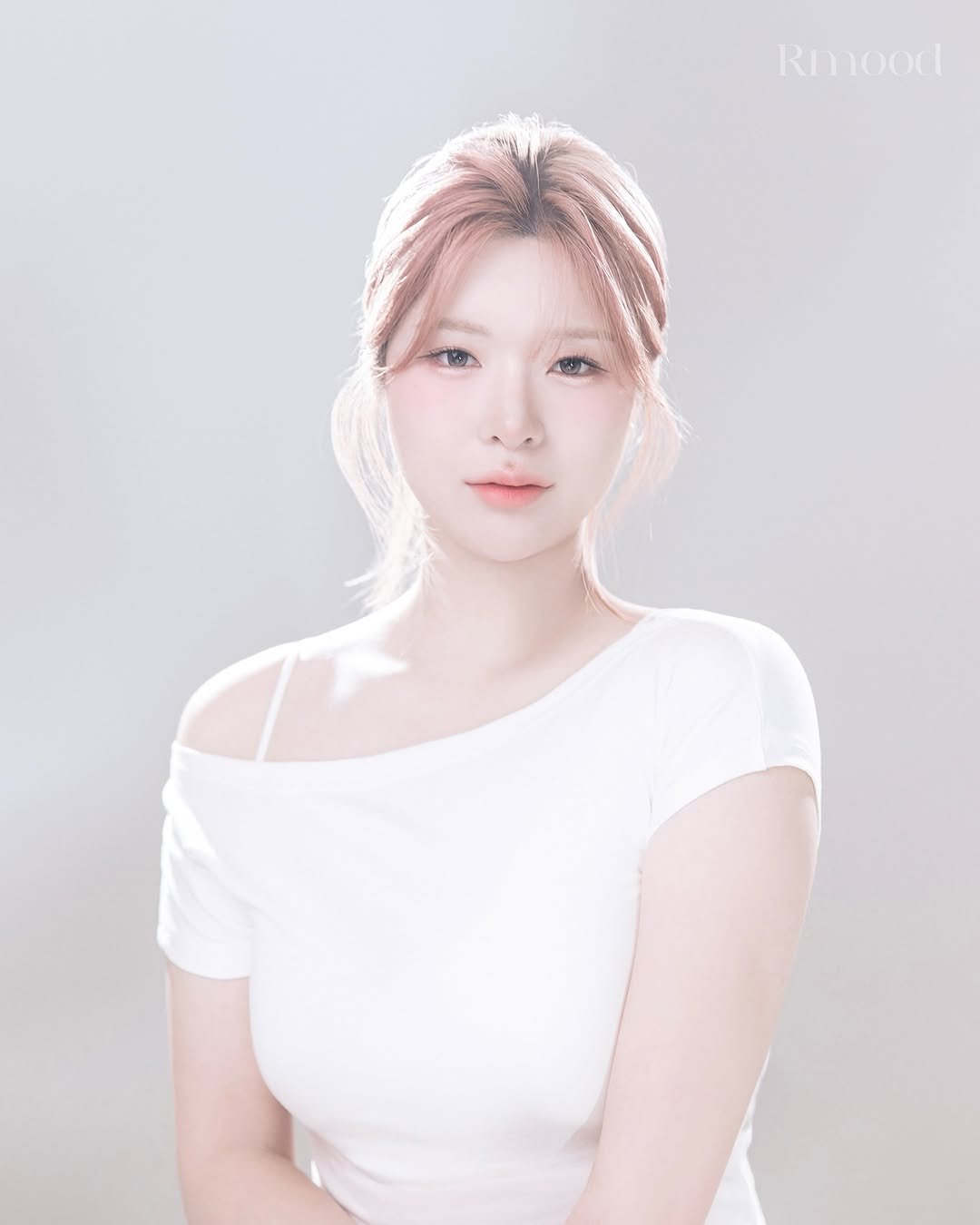 ye_vely_s 게시물 이미지: 드뎌 프로필 사진 찍었어용😊😊😊
어색한 화장과 어색한 옷.. 어색한...