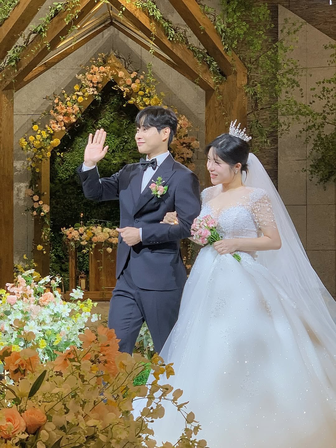 Photo shared by 김예빈(예블리즈) on September 14, 2025 tagging @hj1ny01. May be an image of baby's-breath, prairie gentian and wedding.