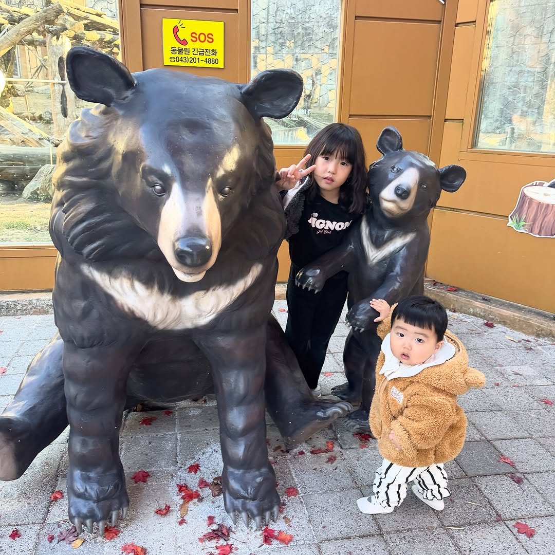 Photo by 김예빈(예블리즈) on November 18, 2025. May be an image of baby, bear and text.
