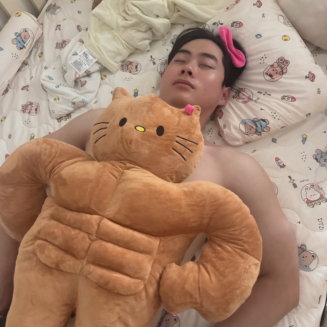 ye_vely_s 게시물 이미지: 애기 재우러 들어가더니 혼자 잠든 예쁜 남편💔