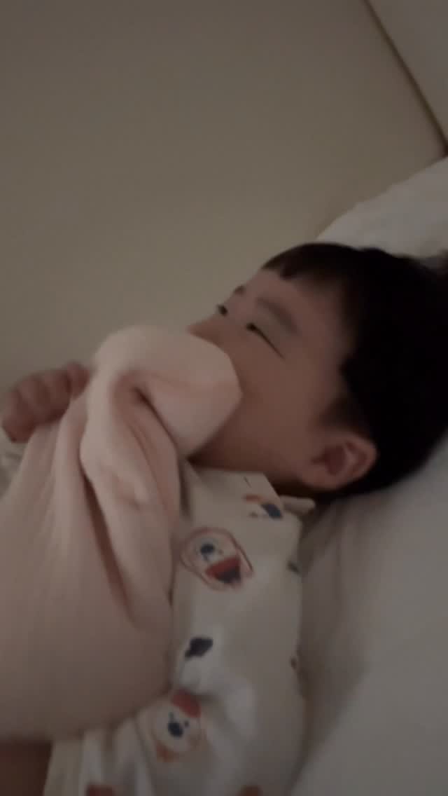 ye_vely_s 게시물 이미지: 애착좁쌀 빠는데 걷걷걷 소리는 왜 내는거죠