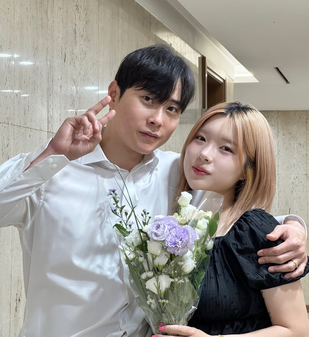 ye_vely_s 게시물 이미지: 홍저씨❤️김줌마

친구 결혼식 다녀왔어용
이제 다들 슬슬 결혼하는거보니
다들 나이가...
