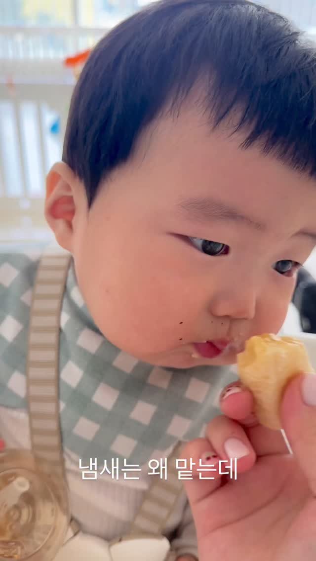 ye_vely_s 게시물 이미지: 바나나 먹다가 냄새는 왜 맡아..