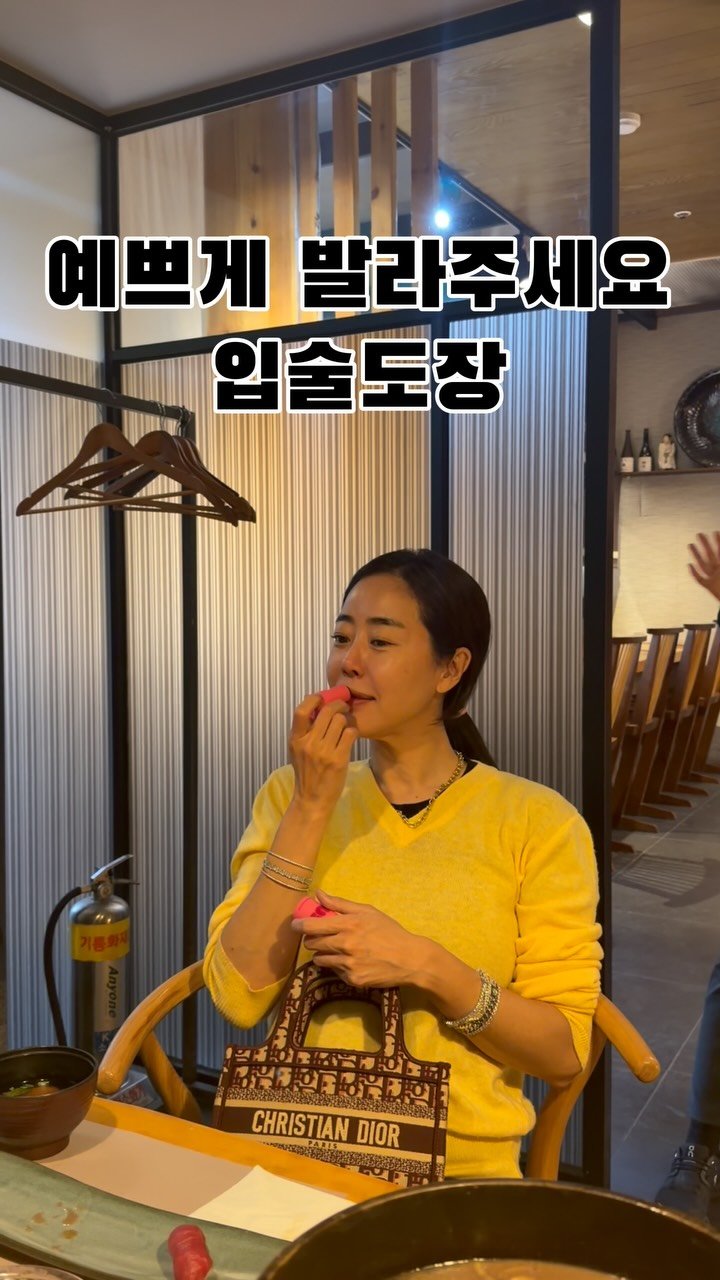 yeahfur 게시물 이미지: 예쁘게 발라주세요~~♡

저처럼
입술색이 죽어서
얼굴이 칙칙하고 초라해 보인다...