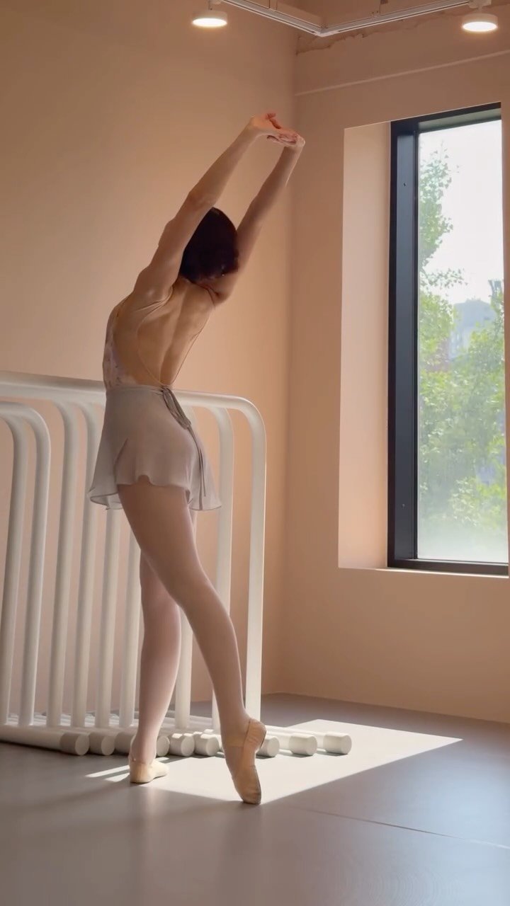 yefitballet 게시물 이미지: 햇살이 들어오는 새로운 공간
그리고 좋아하는 발레복 🩰

움직임이 더 아름답게...