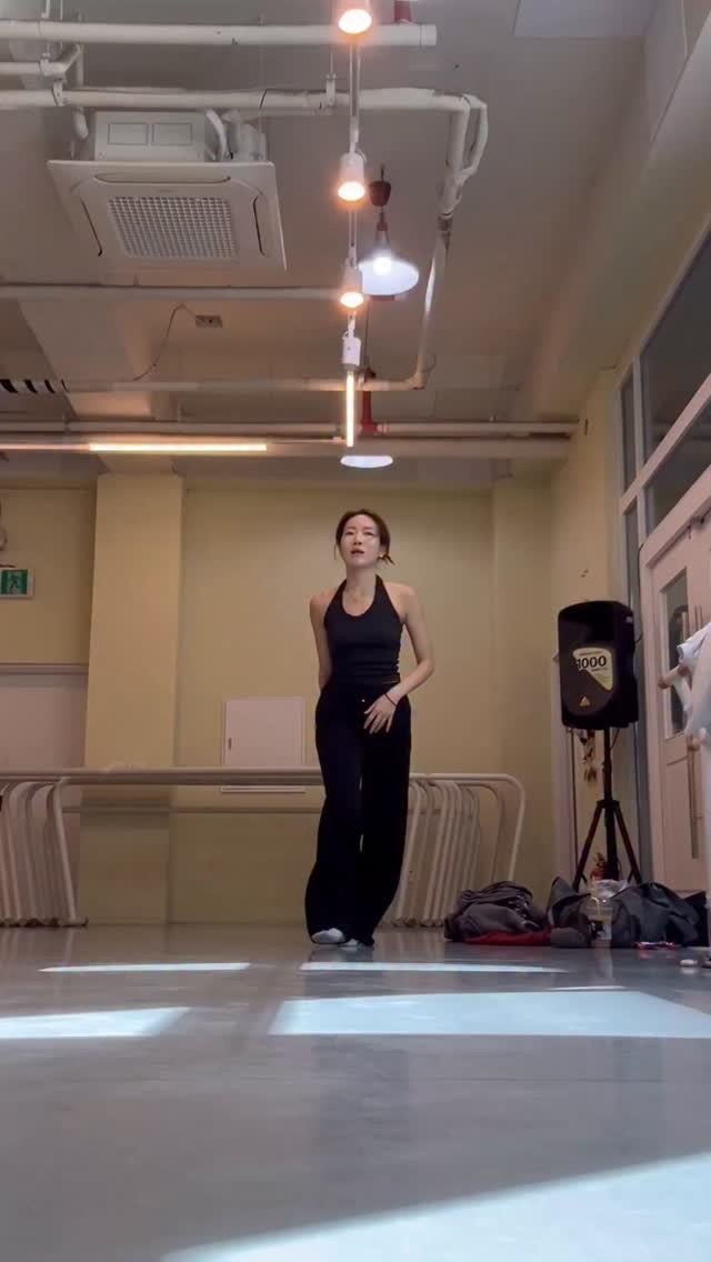 yefitballet 게시물 이미지: 뭔가 잘못됐어..

작품하고 나면 심장이 너무 아픈데.. 
나 잘할 수...