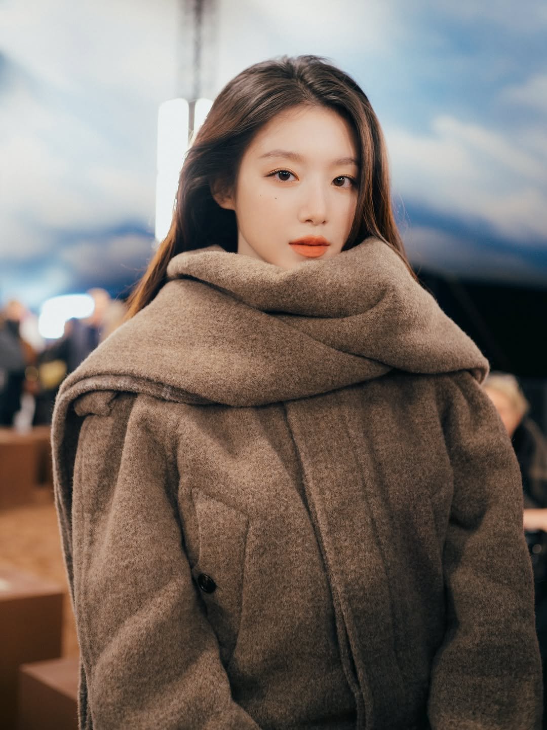 Photo by Shuhua on September 23, 2025. May be an image of 1 person, hair, duffle coat, overcoat, goosedown coat, parka and text.