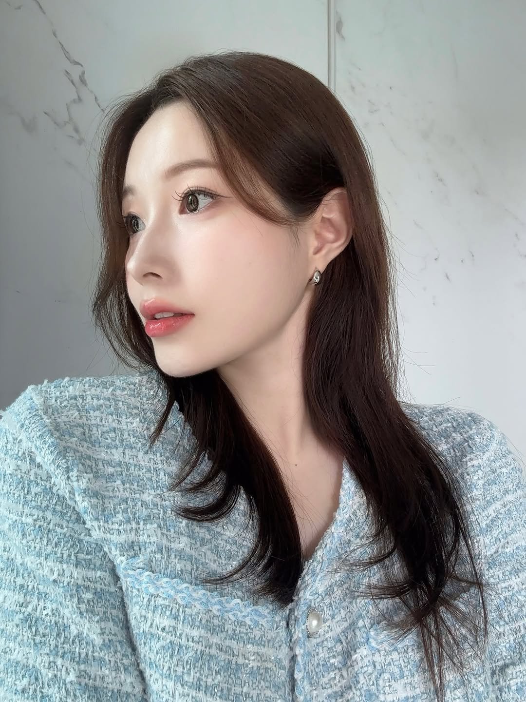 Photo shared by 구예지 / 대구쇼호스트 on August 05, 2025 tagging @hyeres_lor_official, and @oreum_boutique. May be an image of 1 person, braids, makeup, top and text.