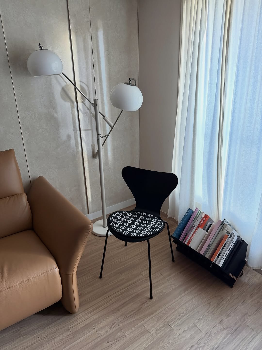 Photo shared by 예지 Yeji 🐿️ KIM on December 22, 2025 tagging @10corsocomoseoul, and @fritzhansen_korea. May be an image of chair, chaise lounge, armchair, lamp, living room, indoors and text.