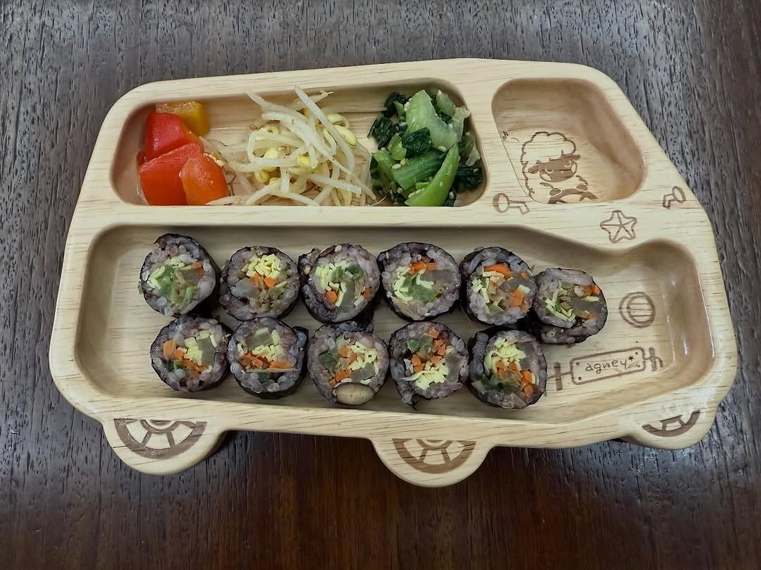 yejinfoot_official 게시물 이미지: 주말엔 김밥을 만들어 드세요😉🍽️ 
삼촌이 주는건 다 너무 좋아해요👍 

#행복한주말보내세요🩷