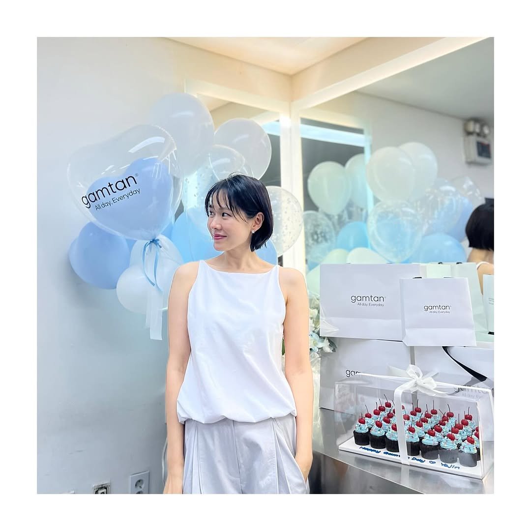 Photo by 손예진 on March 15, 2026. May be an image of one or more people, hair, balloon, top, pie, cornflower, baby's-breath, white lily, prairie gentian and text.