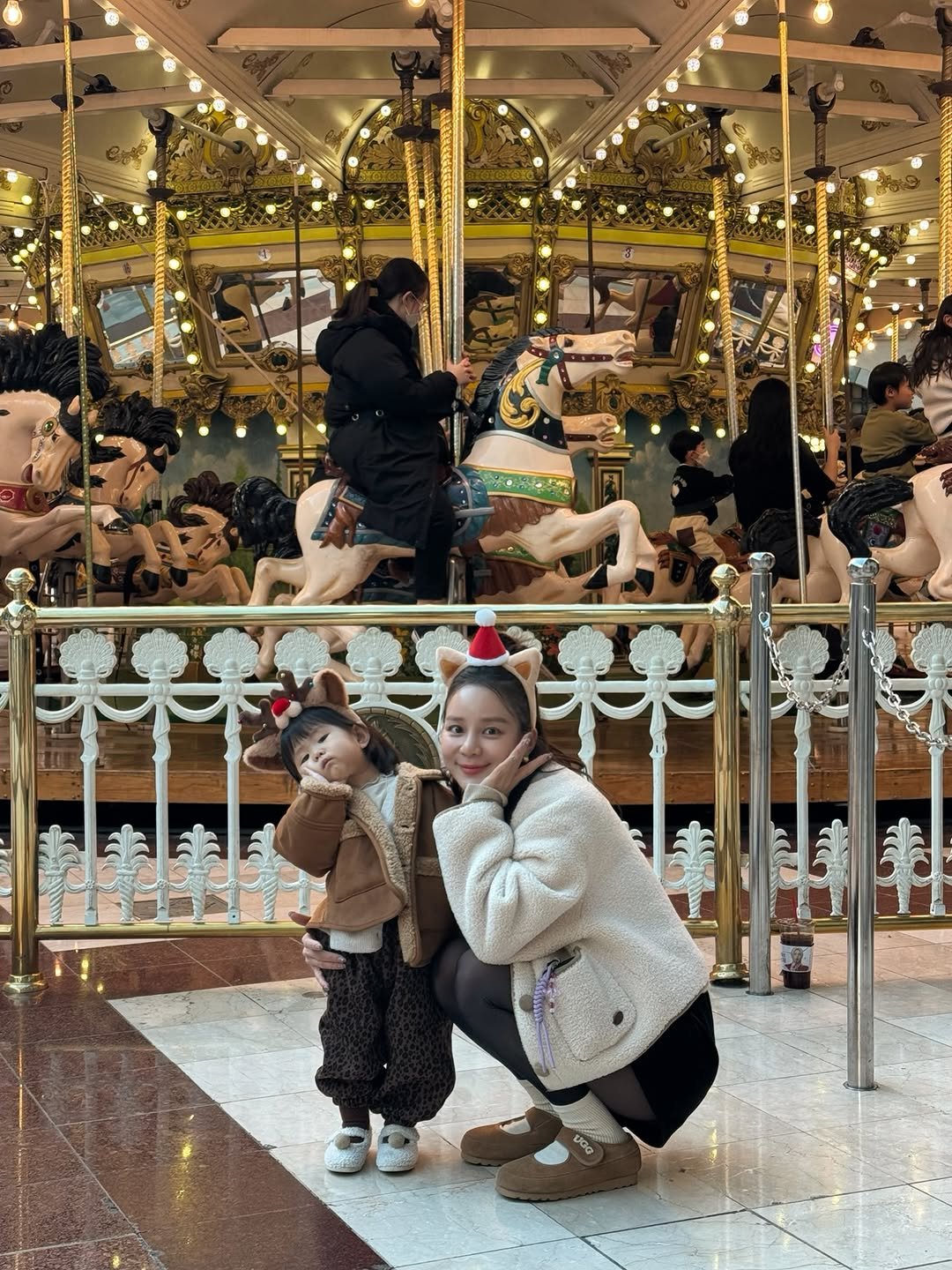 Photo by 예릴리🐣 리아맘💜 on December 24, 2025. May be an image of carousel and text.