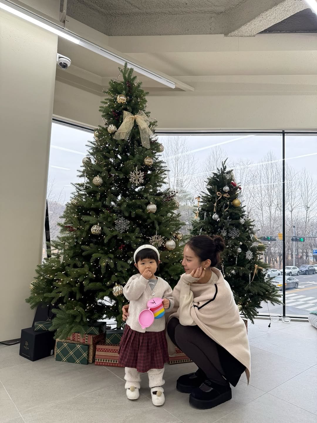 Photo by 예릴리🐣 리아맘💜 on December 29, 2025. May be an image of baby, christmas tree, tinsel and text.