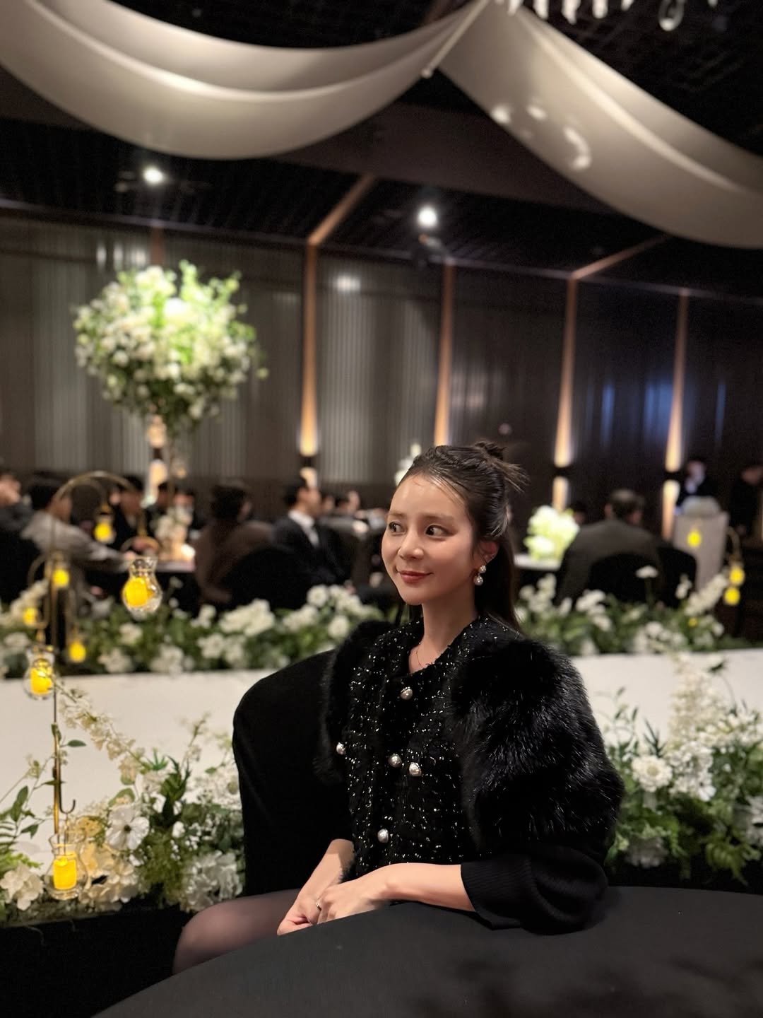 Photo by 예릴리🐣 리아맘💜 on December 30, 2025. May be an image of lighting, flower arrangement, flower and text.