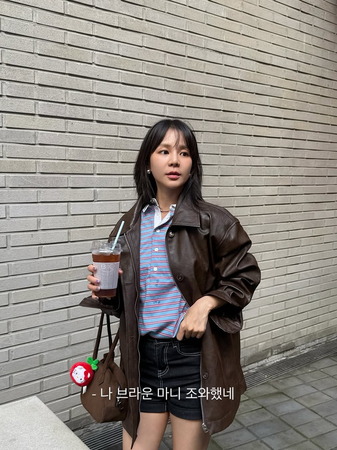 Photo by 예릴리🐣 리아맘💜 on September 26, 2025. May be an image of 1 person, duffle coat, cornflower and text that says ''-나브라운마니조와했네 -나 -나 브라운 마니 조와했네'.