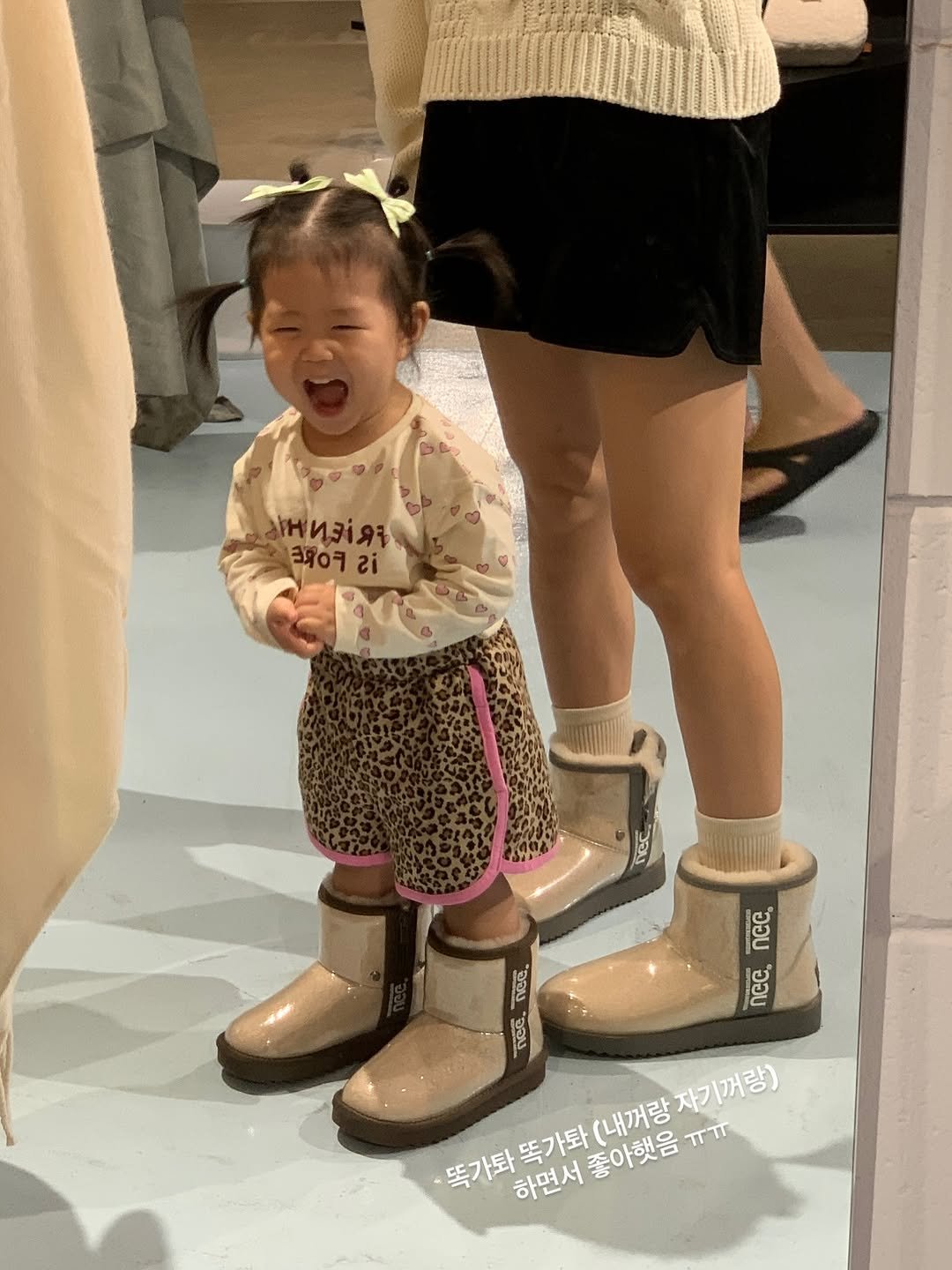 Photo by 예릴리🐣 리아맘💜 on September 25, 2025. May be an image of 2 people, baby, shoes, duffle coat and text that says 'И3R4 크ㅋㅋ si rec hec. nec. Nee ncc. ២ nC. 자기꺼랑) (내꺼랑 똑가퇴 하면서 똑가퇴 똑가타똑가퇴 좋아햇음 면서좋아햇음ㅠㅠ TTTT'.