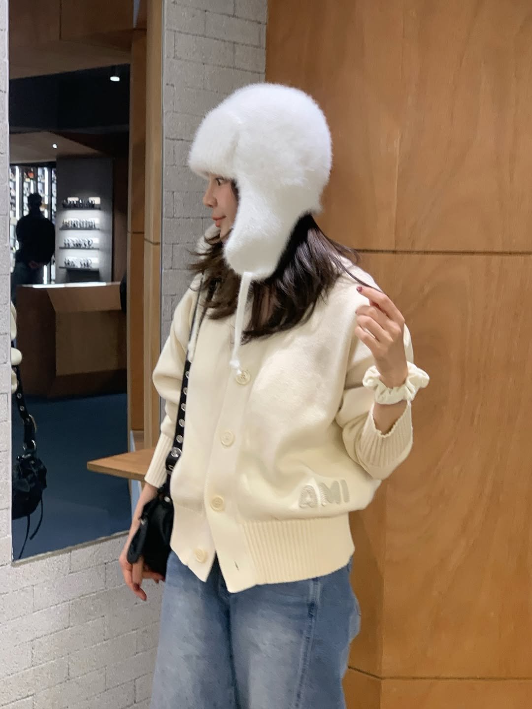 Photo shared by 예릴리🐣 리아맘💜 on February 17, 2026 tagging @engbrox_official. May be an image of sable coat, hat, duffle coat, overcoat, goosedown coat, parka, jacket, fleece, beret and text.