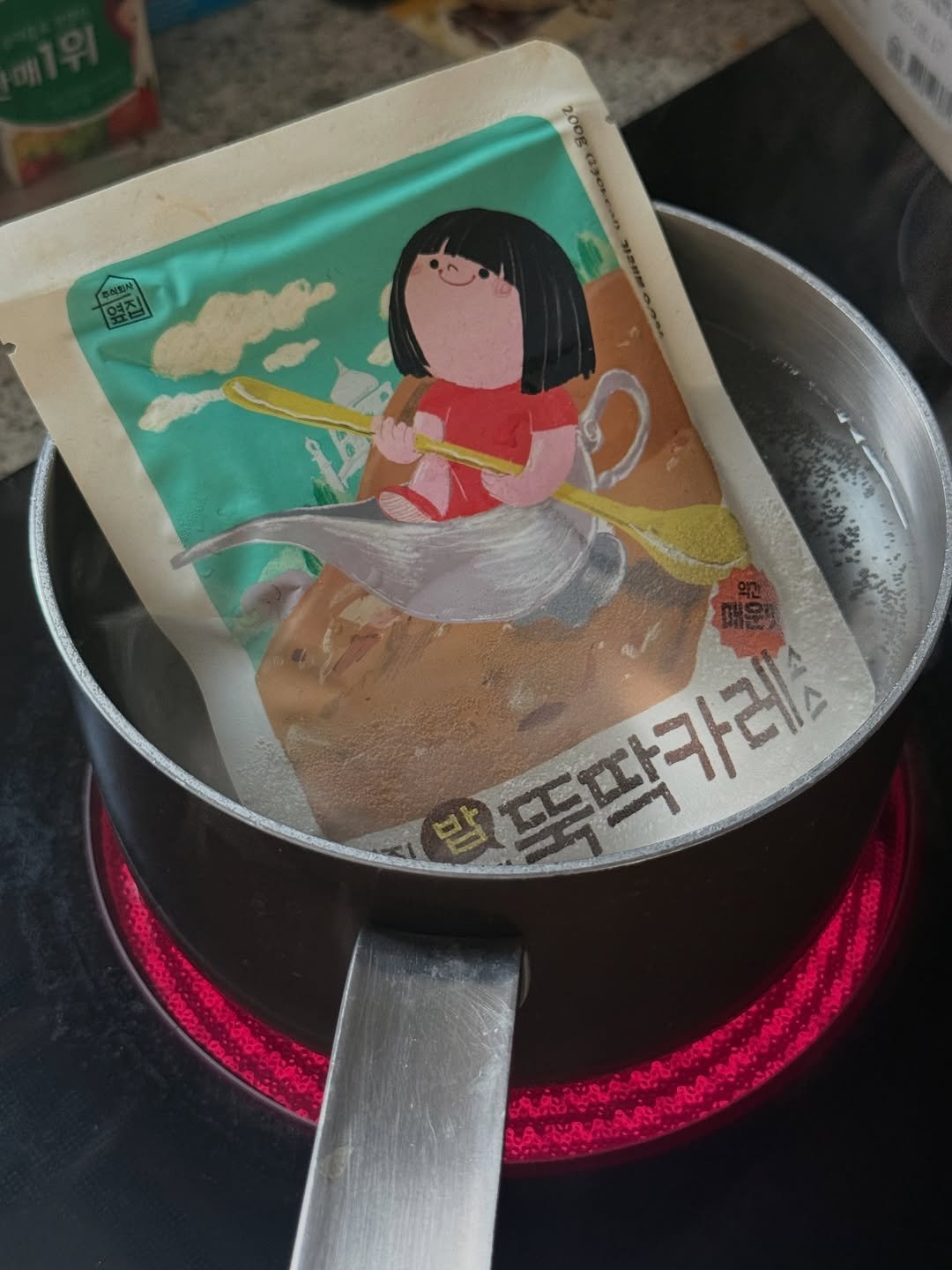 Photo by 예릴리🐣 리아맘💜 on December 29, 2025. May be an image of ‎tea, congee, stove, cooker, spatula, pot, steamer and ‎text that says '‎똑파카레움 뚝딱카레 ة‎'‎‎.