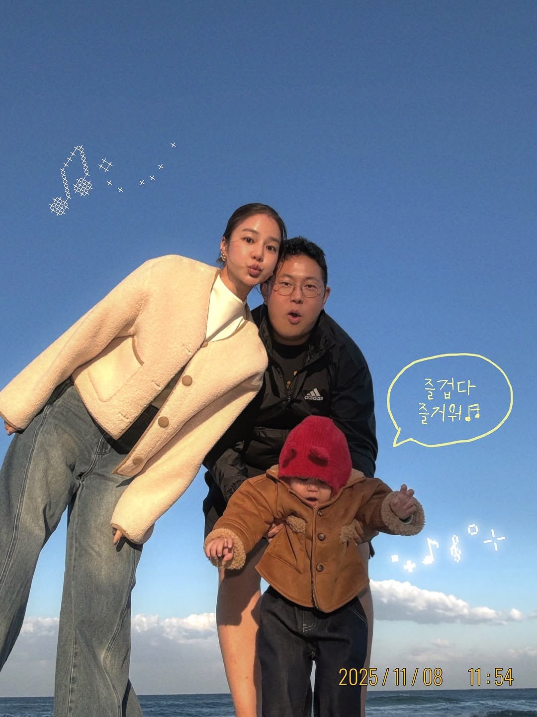 Photo shared by 예릴리🐣 리아맘💜 on November 11, 2025 tagging @hokiv, and @pooh._.ding. May be an image of one or more people, people standing, duffle coat, parka, picnic and text.