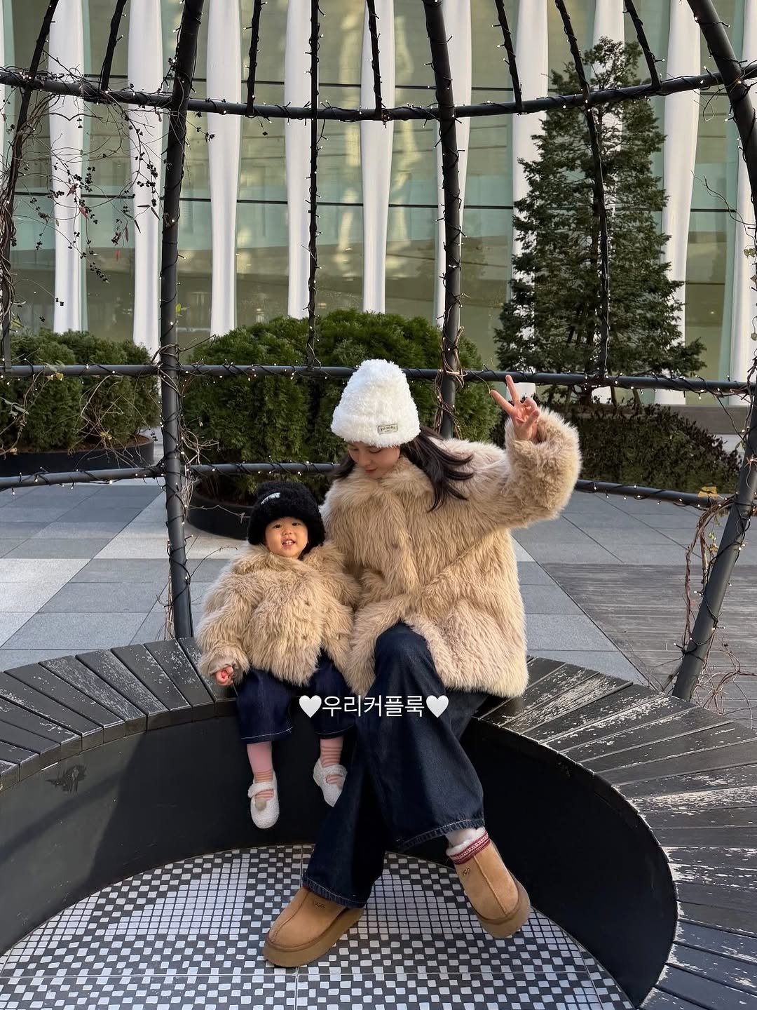 Photo by 예릴리🐣 리아맘💜 on December 27, 2025. May be an image of baby, duffle coat, fur coat, parka and text.