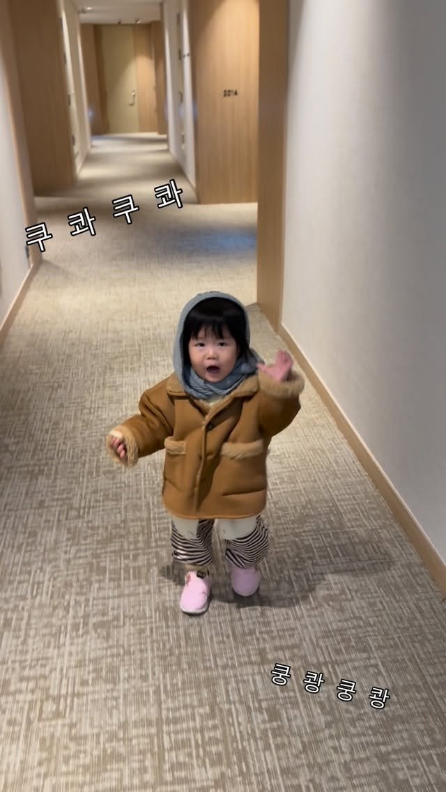 yelilly 게시물 이미지: 자고 일어나면 매일 안방으로 호다닥 걸어오는게 
너무웃겨서 엄마한테 #쿵쾅쿵쾅...