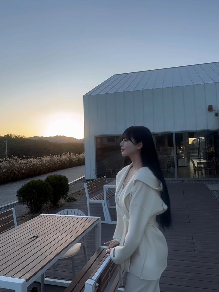 yelinnne 게시물 이미지: 가을이 너무 빨리 지나가버리는 것 같아요🍁
바람 갑자기 차가워져서 다들 감기 조심하세요🤍