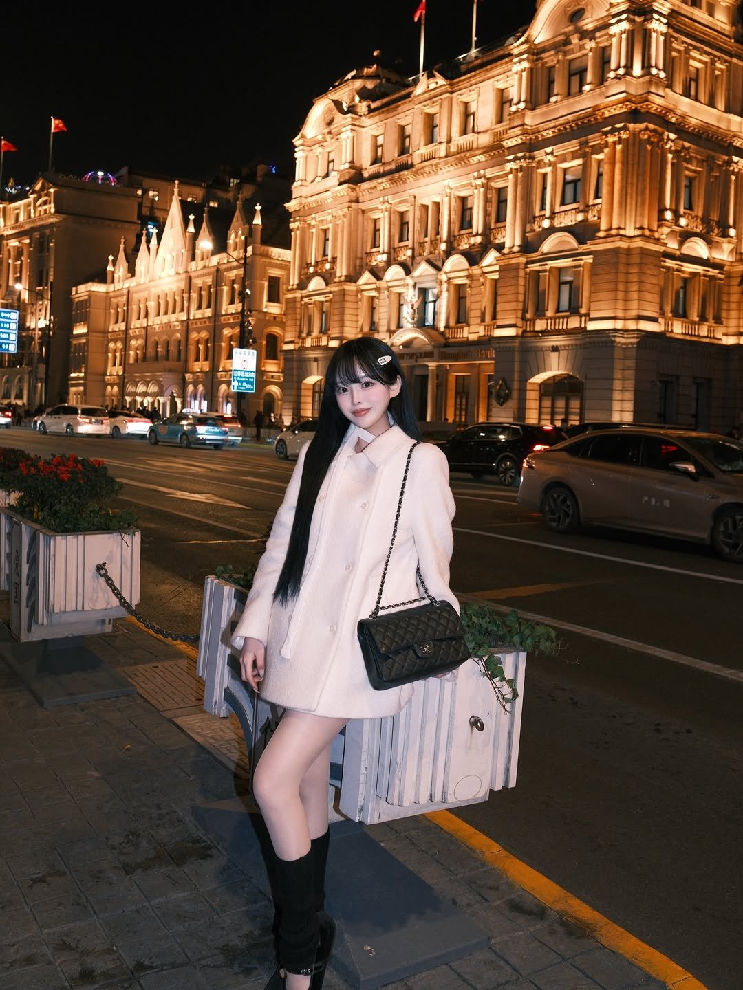 Photo by 예린 on November 29, 2025. May be an image of overcoat, sable coat, street and text.