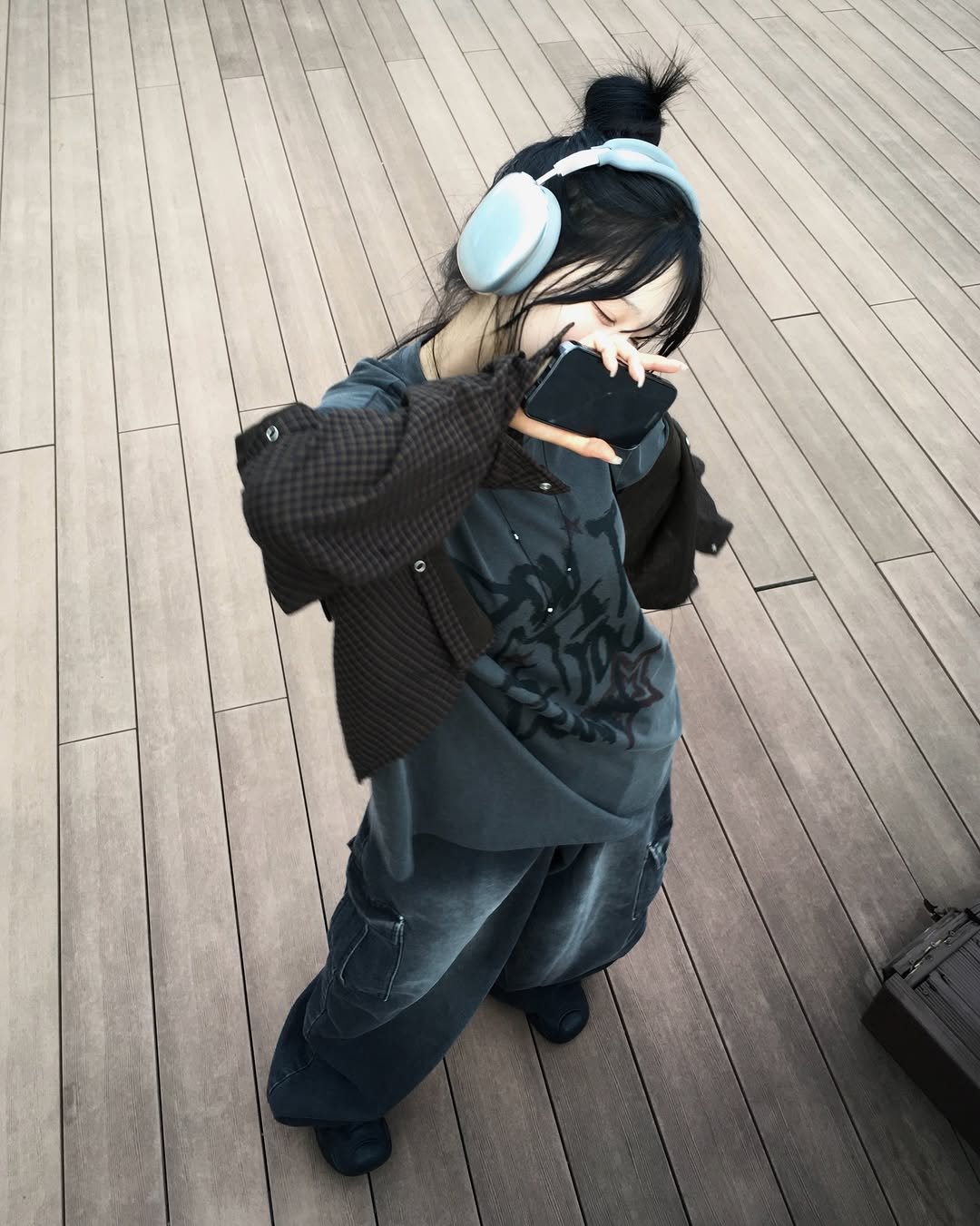 Photo by 오늘도 예모마일 :D 남녀공용 룩북 Unisex 코디 on April 26, 2026. May be an image of eye patch, costume, glasses and text.