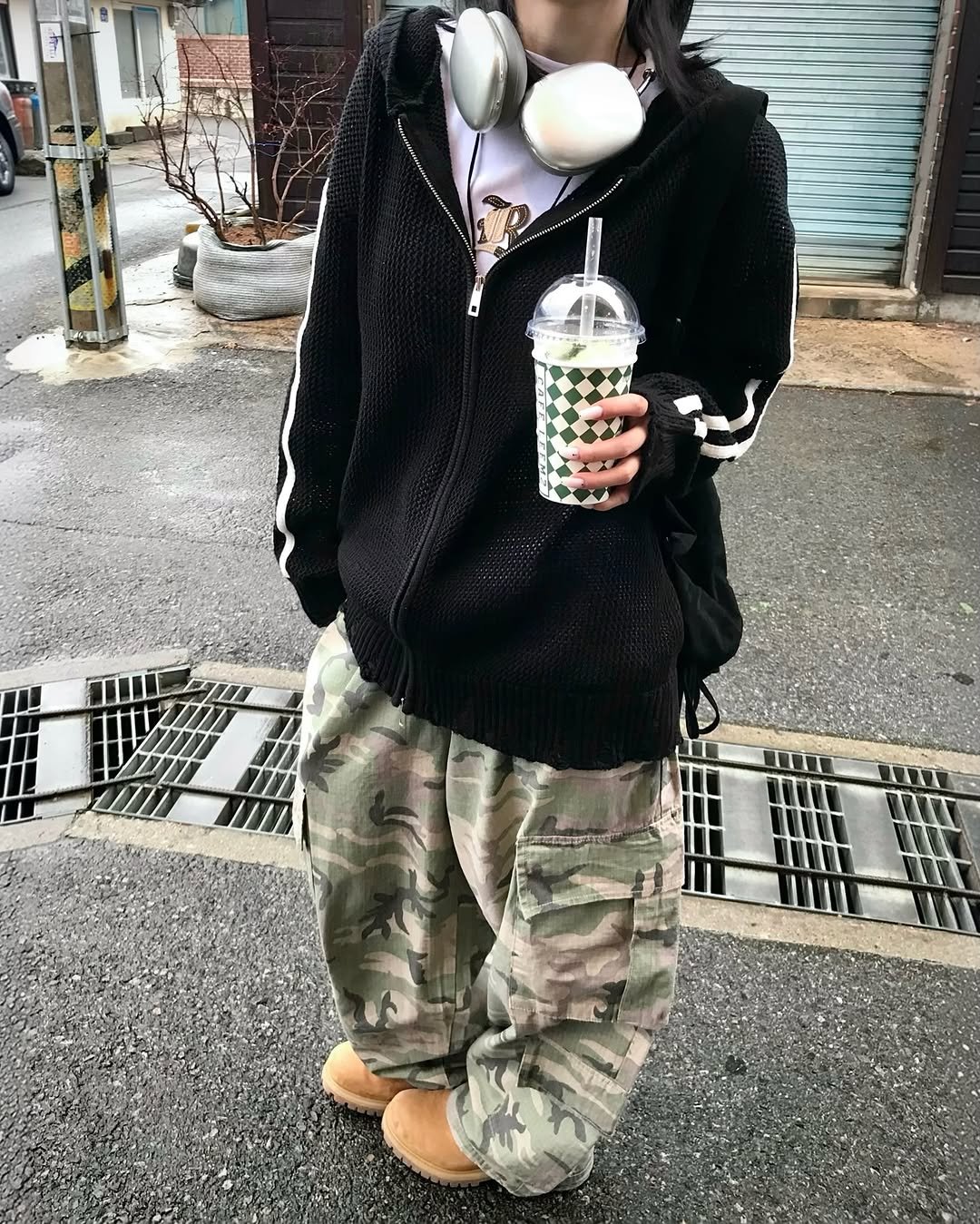 Photo shared by 오늘도 예모마일 :D 남녀공용 룩북 Unisex 코디 on April 27, 2026 tagging @cafe.leemz. May be an image of emu, duffle coat, military uniform, face mask, sweatpants, parka and text.