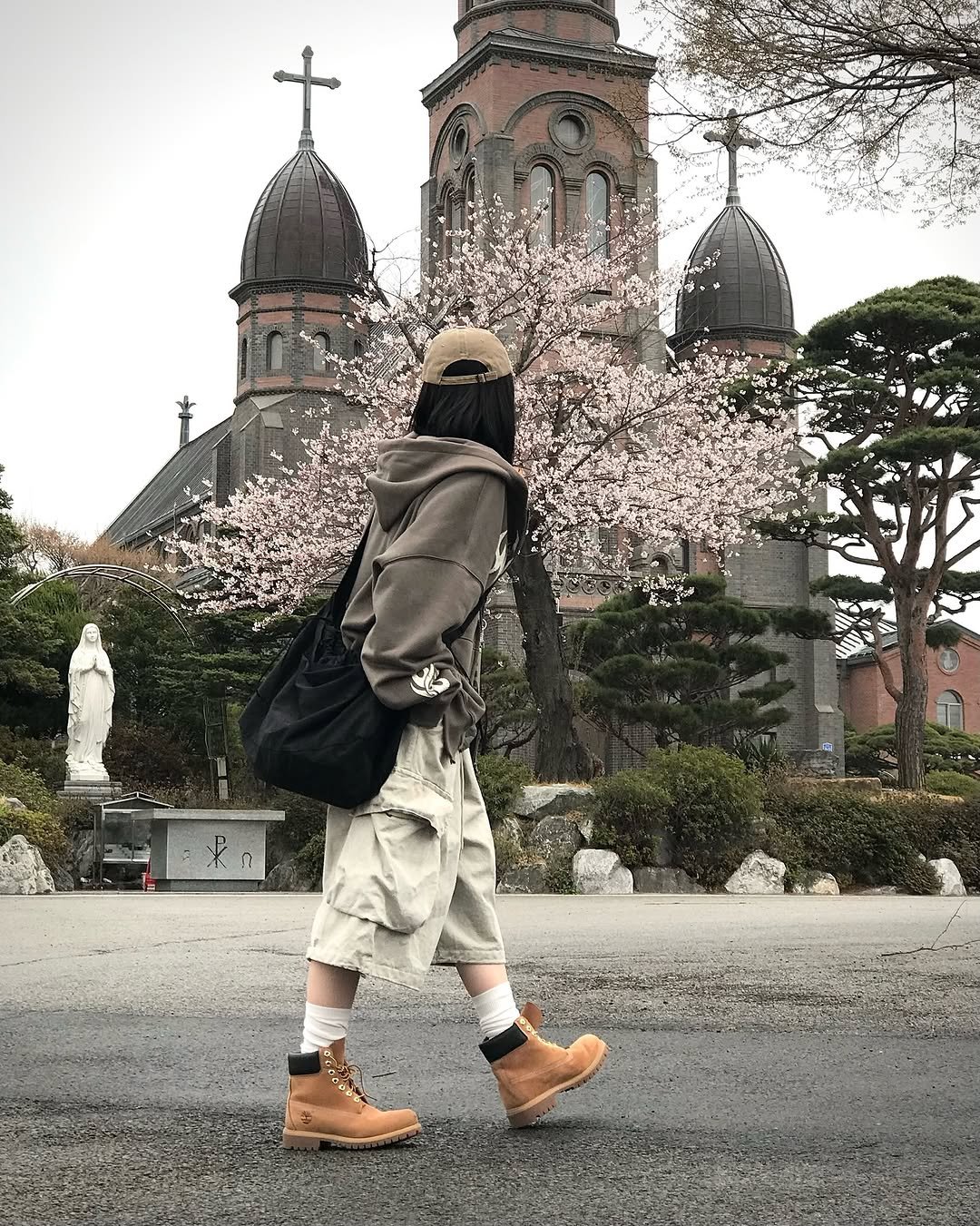 Photo by 오늘도 예모마일 :D 남녀공용 룩북 Unisex 코디 on April 27, 2026. May be an image of parka, outdoors and text.