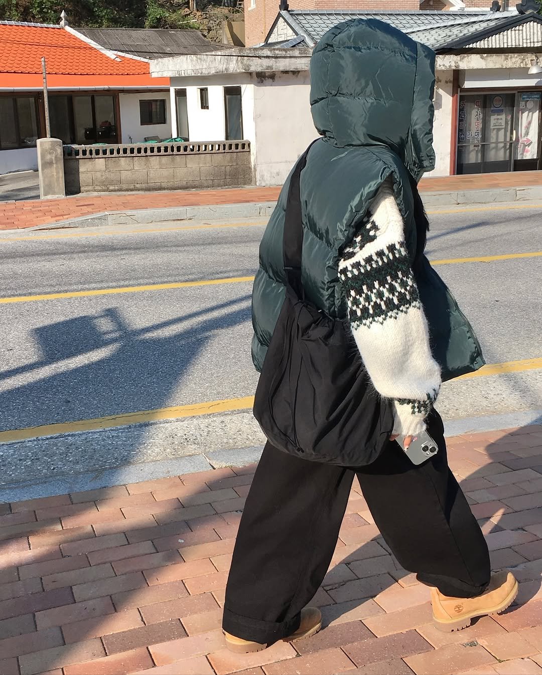 Photo by 오늘도 예모마일 :D 남녀공용 룩북 Unisex 코디 on November 14, 2025. May be an image of standing, face mask, drawstring, cloak, poncho, turtleneck, parka, street and text.