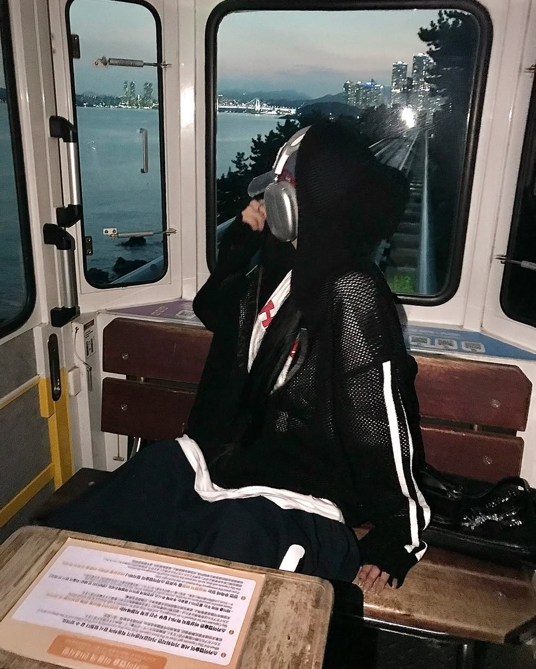 Photo by 오늘도 예모마일 :D 남녀공용 룩북 Unisex 코디 on February 20, 2026. May be an image of train, cablecar, cloak, headscarf, parka, houseboat and text.
