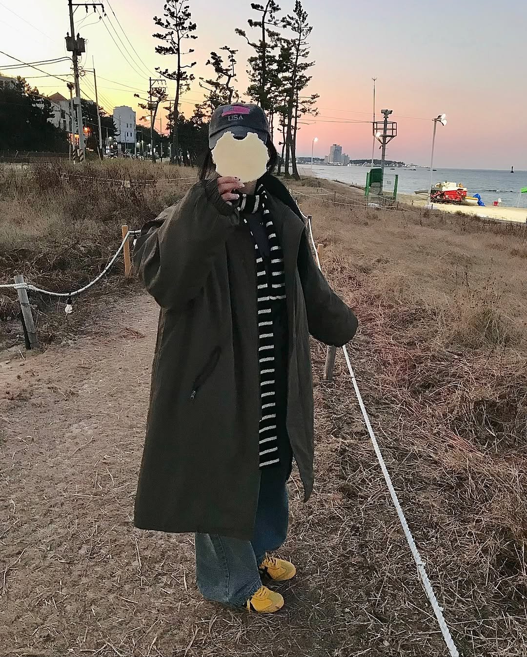 Photo by 오늘도 예모마일 :D 남녀공용 룩북 Unisex 코디 on November 15, 2025. May be an image of duffle coat, overcoat, skateboard, parka, cloak, telephone pole, outdoors and text.