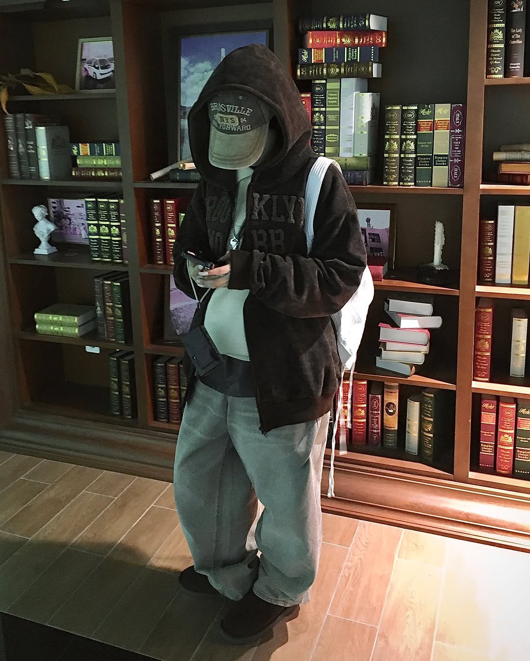 Photo by 오늘도 예모마일 :D 남녀공용 룩북 Unisex 코디 on December 29, 2025. May be a video game screenshot of glasses, face mask, gas mask and text.