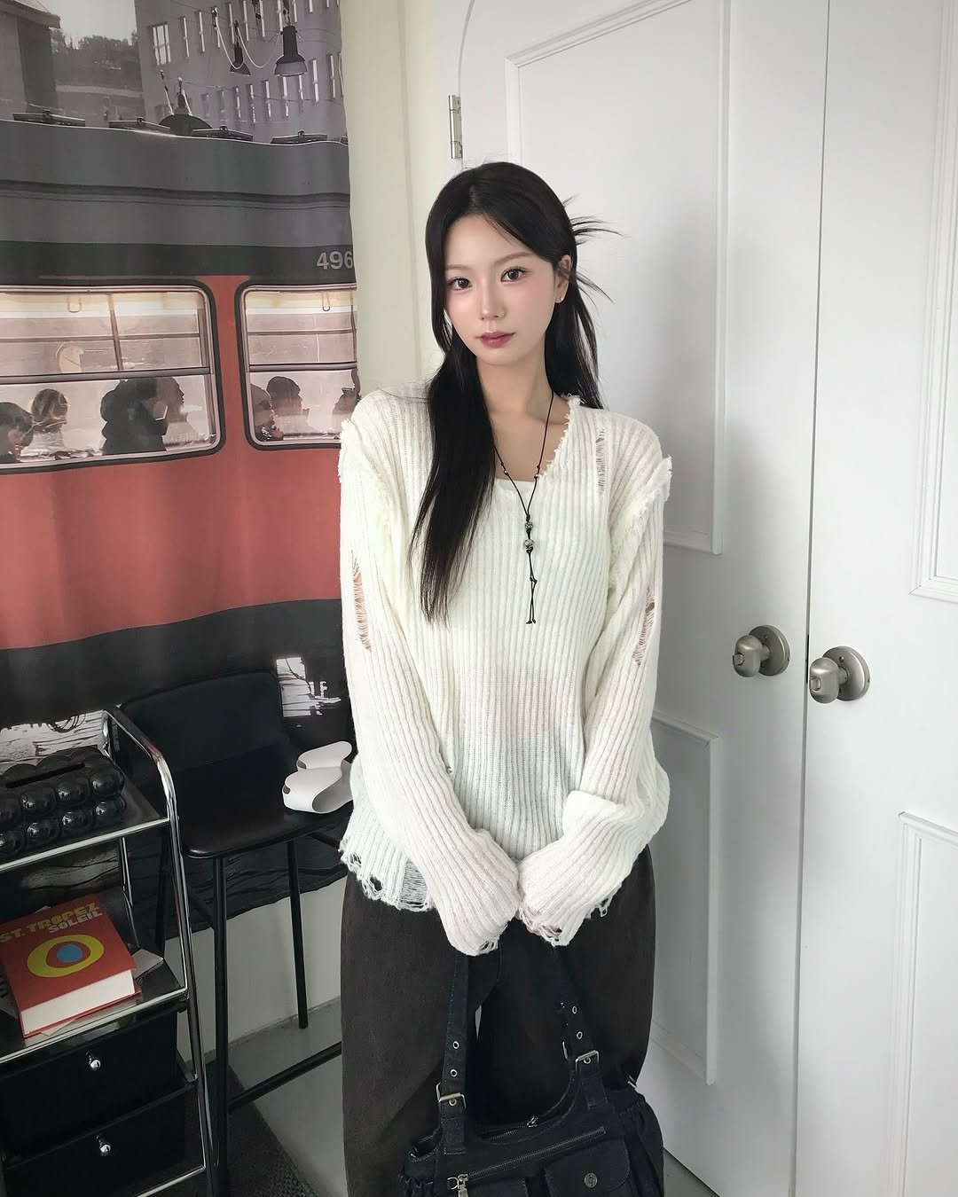 Photo by 오늘도 예모마일 :D 남녀공용 룩북 Unisex 코디 on April 27, 2026. May be an image of one or more people, hair, suitcase, top, turtleneck, cardigan and text.