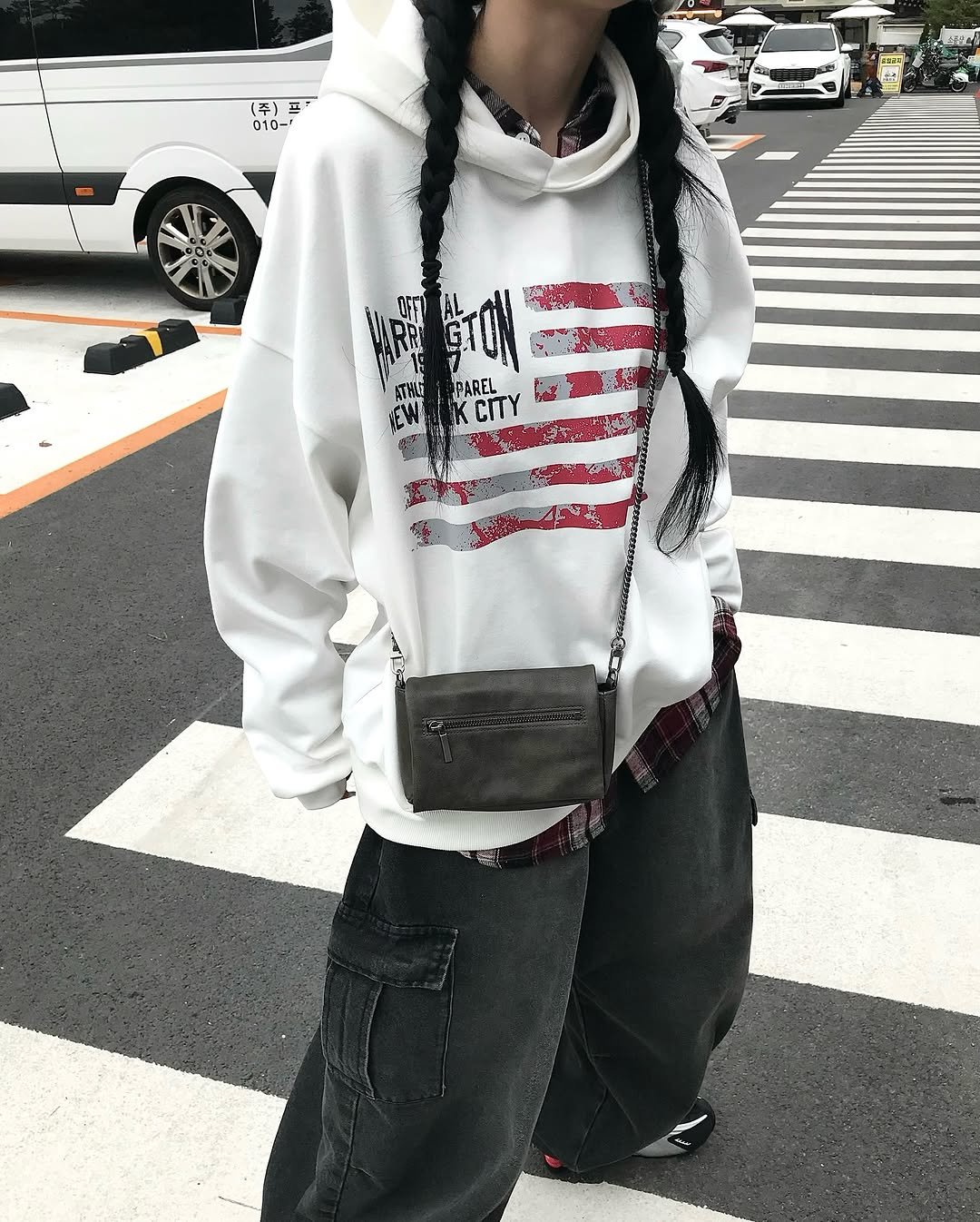 Photo by 오늘도 예모마일 :D on October 03, 2025. May be an image of 1 person, drawstring, sweatshirt, parka, sweatsuit, sweatpants and text.
