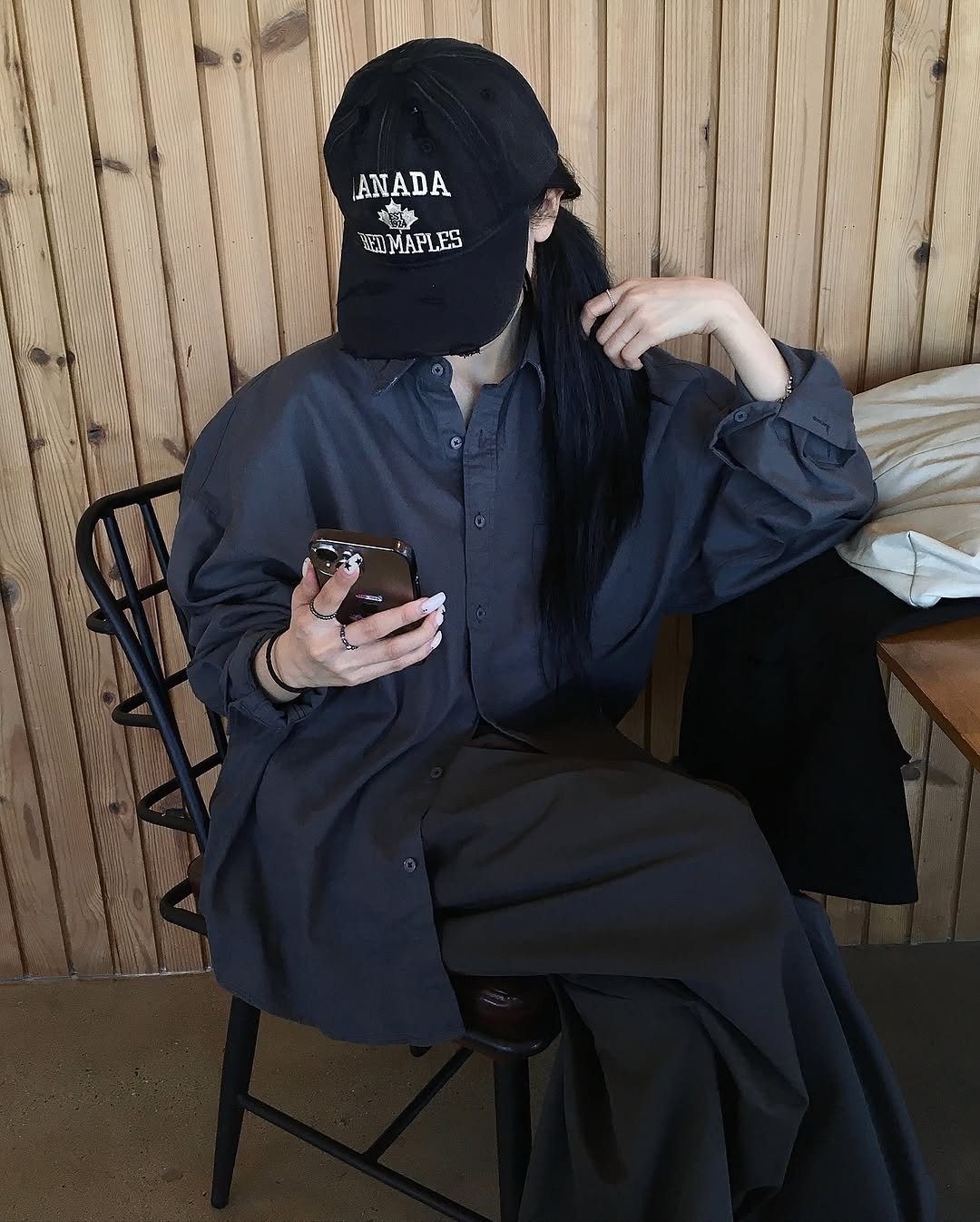 Photo shared by 오늘도 예모마일 :D 남녀공용 룩북 Unisex 코디 on November 16, 2025 tagging @cafe_creamhouse. May be an image of overcoat, headscarf, duffle coat, costume, face mask, cloak, bath robe, robe, parka and text that says 'ANADA IMAPLES'.