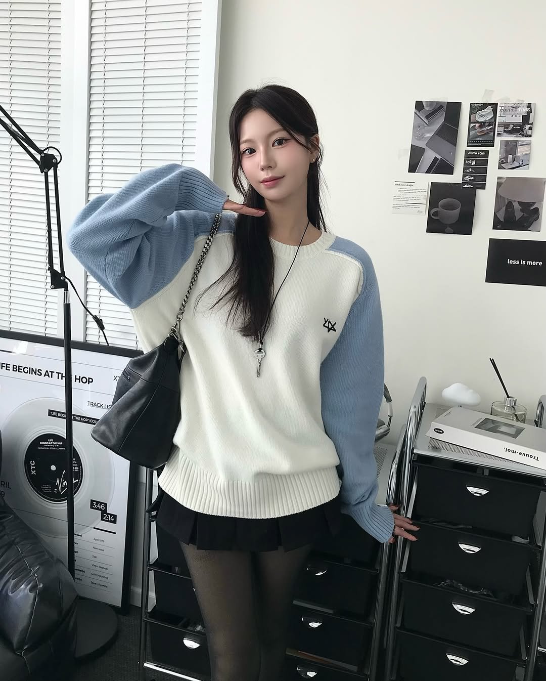 Photo by 오늘도 예모마일 :D 남녀공용 룩북 Unisex 코디 on December 30, 2025. May be an image of one or more people, hair, tights, top, turtleneck, sweatshirt, fishnet stockings, sweater, miniskirt and text.